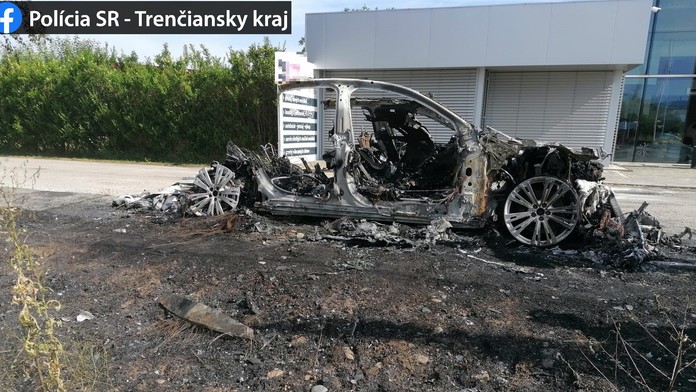 Požiar v Hornej Strede. Z luxusného vozidla takmer nič nezostalo