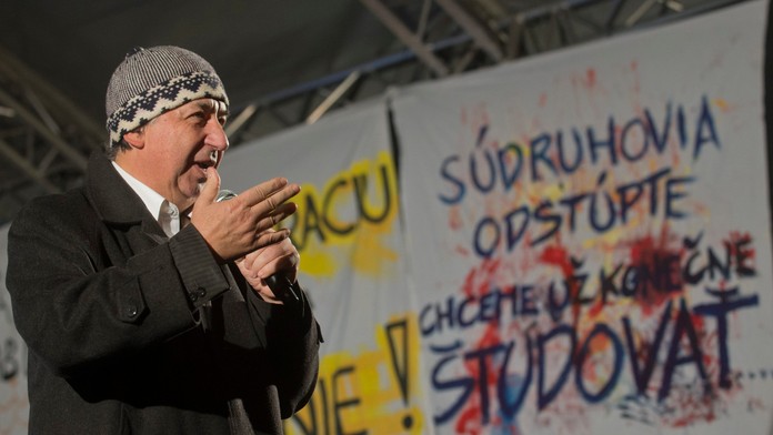 Ján Budaj s typickou "budajkou" na koncerte k Novembru 89 na Hviezdoslavovom námestí v Bratislave 17. novembra