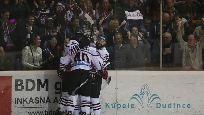 Na snímke hráči Banskej Bystrice sa radujú po góle v treťom zápase finále play off hokejovej Tipsport Ligy