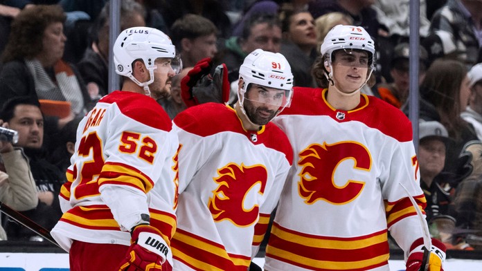 Martin Pospíšil sa teší z gólu so spoluhráčmi.