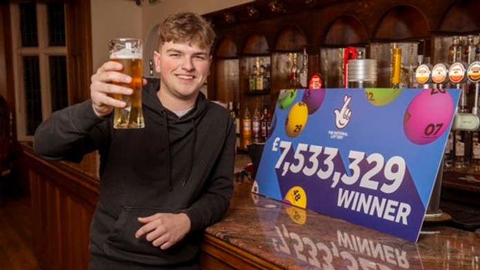 Mladý Angličan vyhral jackpot. Namiesto luxusu sa vrátil k opravám potrubia