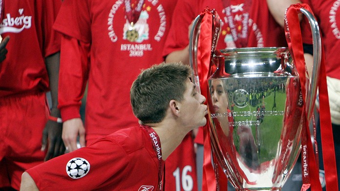 Na archívnej snímke z roku 2005 kapitán Liverpoolu Steven Gerrard bozkáva trofej po triumfe proti AC Miláno.