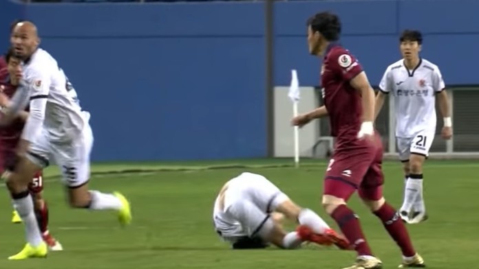 Hráč padá po súboji na zem.