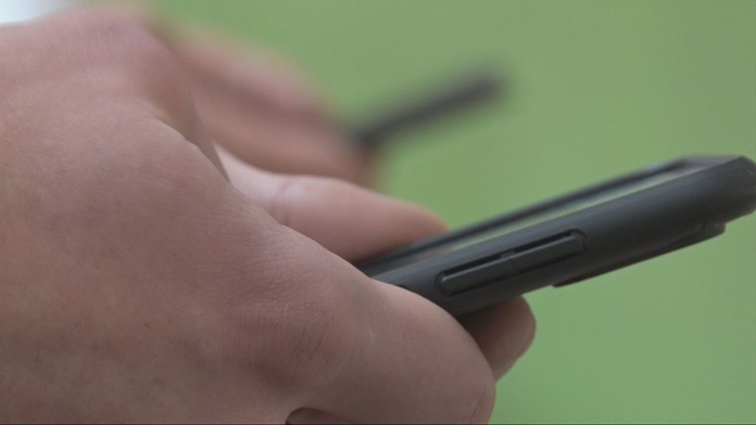 Telefón, mobil, internet, sociálne siete (ilustračná snímka)