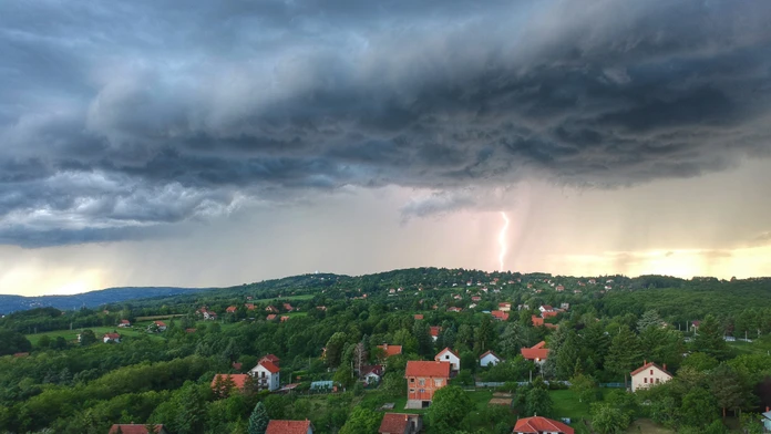 Na Slovensko sa valia búrky s krúpami. V týchto okresoch hrozia najintezívnešie lejaky