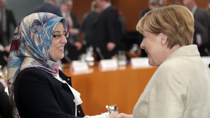Angela Merkelová (vpravo) víta hovorkyňu Moslimskej koordinačnej rady Nurhan Soykanovú