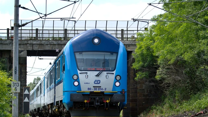 Muž chcel zachrániť psa, ktorý vbehol do koľajiska. S vážnymi zraneniami je v nemocnici v Plzni