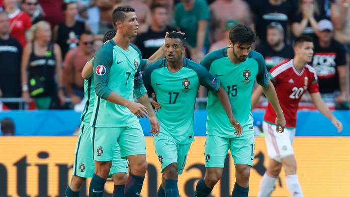 Na snímke uprostred portugalský hráč Nani oslavuje vyrovnávajúci gól na 1:1 v dueli s Maďarskom na ME.