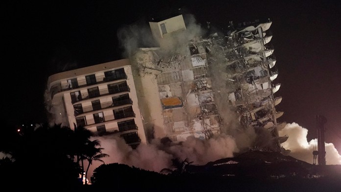 Nestabilný bytový blok, ktorý sa koncom júna čiastočne zrútil, zdemolovali v meste Surfside.