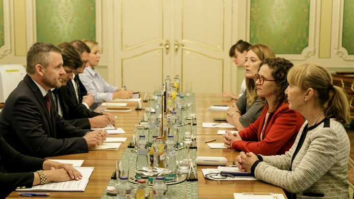 Predseda vlády SR Peter Pellegrini (vľavo) počas stretnutia s delegáciou poslancov Európskeho parlamentu.