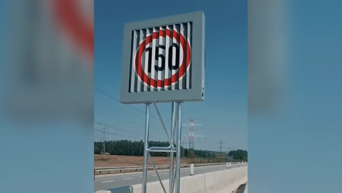 Na českej diaľnici zavádzajú maximálnu rýchlosť 150 km/h. Objavil sa prvý problém
