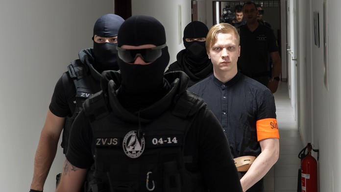 Útočník z gymnázia dnes sledoval video z krvavého miesta činu: „Hanbím sa za seba,“ vyhlásil