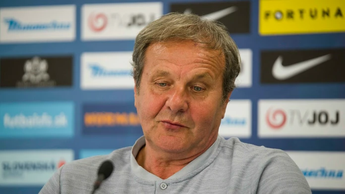 Kouč futbalovej reprezentácie Ján Kozák počas konferencie.