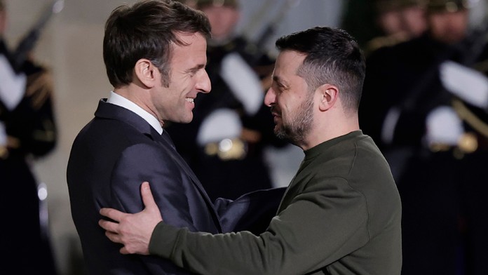 Ukrajinský prezident Volodymyr Zelenskyj a francúzsky prezident Emmanuel Macron.