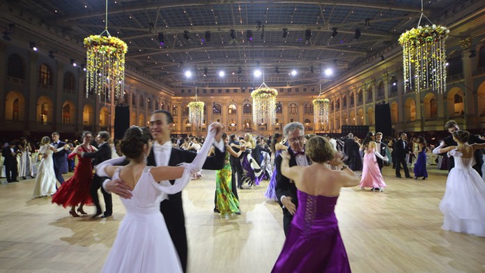 Zľava Martin Jones, Evander Kane a Joe Thornton zo San Jose proti Washingtonu.