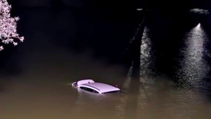 Na snímke auto, ktoré skončilo v rybníku.