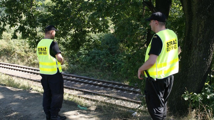 Poľská železničná stráž sa snaží zabrániť hľadačom zlata a nadšencom histórie v skúmaní po stratenom vlaku na vlatnú päsť.