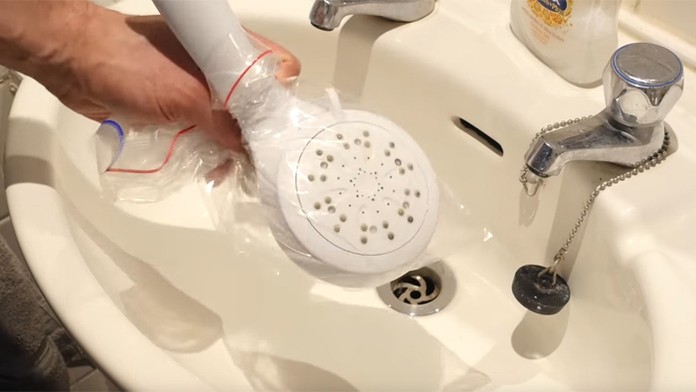 Sprchová hlavica s octom v plastovom vrecúšku.