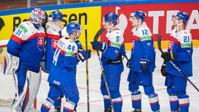 Na snímke slovenskí hokejisti