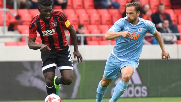 Robert Tambe (Spartak Trnava) v súboji s Tomášom Kóňom (Slovan Bratislava).