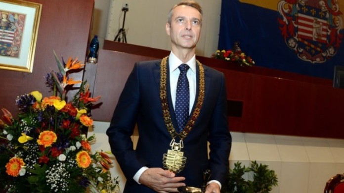 Nemecká kancelárka Angela Merkelová odchádza z paláca Bellevue po stretnutí s prezidentom Frankom-Walterom Steinmeierom.