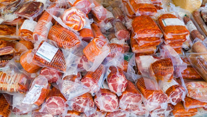 Iránsky zástupca ministra zdravotníctva Iraj Harirchi (vľavo)