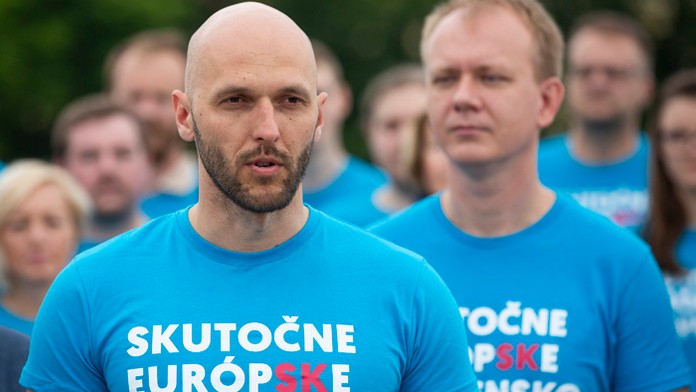 Fínski fanúšikovia oslavujú zisk majstrovského titulu v hokeji 26. mája 2019 v Helsinkách.