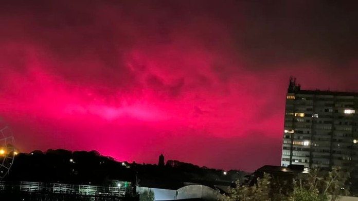 Mysleli si, že prichádza koniec sveta. Oblohu nad Anglickom osvetlila jasnoružová žiara