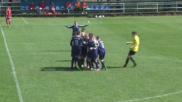 Peter Šútorík oslavuje so spoluhráčmi svoj gól.