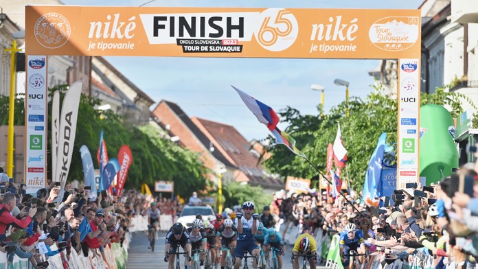 Cyklisti v cieli  4. etapy 65. ročníka pretekov Okolo Slovenska v Trnave