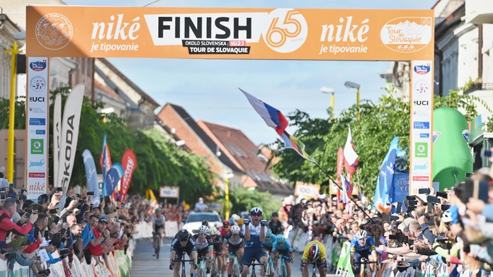 Cyklisti v cieli  4. etapy 65. ročníka pretekov Okolo Slovenska v Trnave