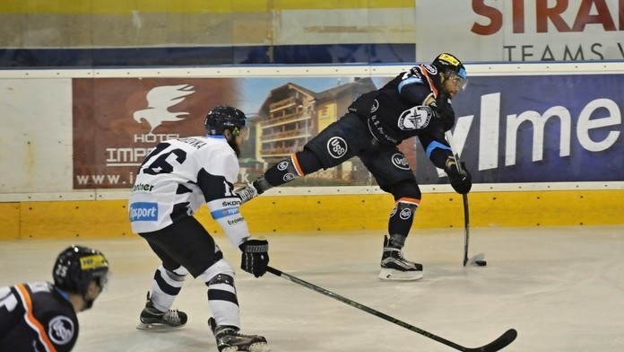 Na snímke vľavo Filip Surovka (MHC Martin) a Eduard Šedivý (HC Košice).