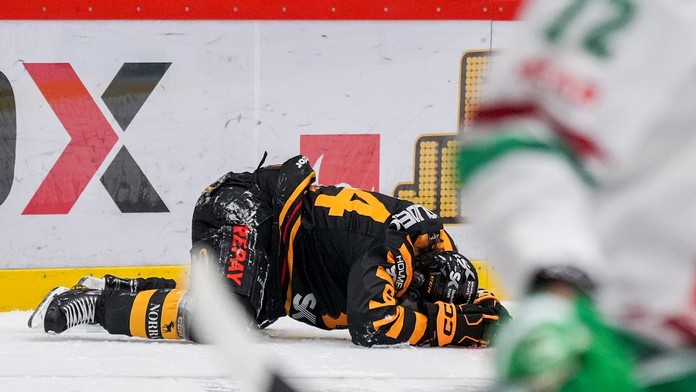 Švédsky obranca Jonathana Pudasa po tvrdom zákroku súpera.