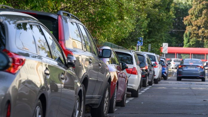 Na snímke sú zaparkované autá 