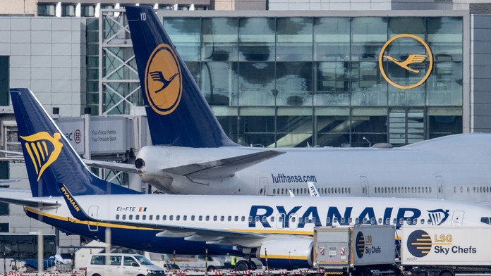 Zľava Robert Lewandowski a Kingsley Coman z Bayernu oslavujú gól na pôde Paderbornu.