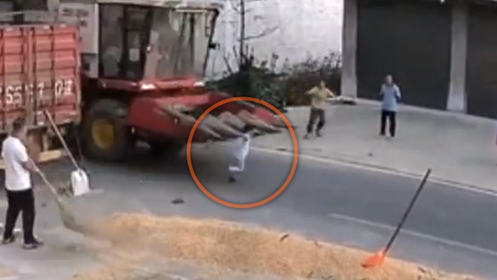 Moment, keď chlapec skončil pod kombajnom.