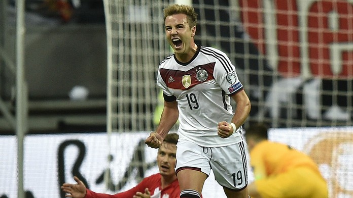 Nemecký reprezentant Mario Götze oslavuje druhý gól v zápase D-skupiny.