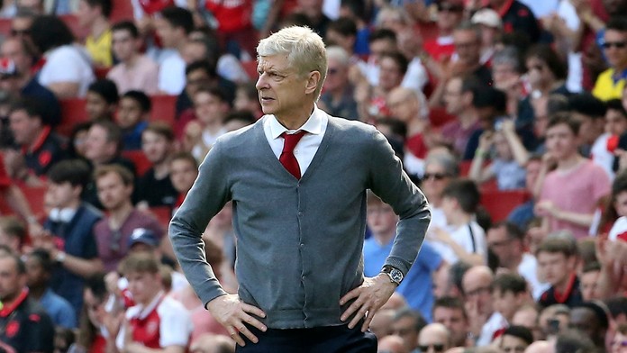 Tréner Arsene Wenger pred lavičkou Arsenalu počas zápasu proti West Hamu.