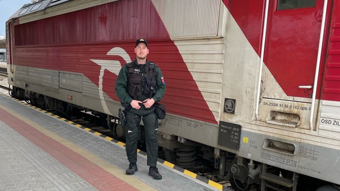 Policajt neváhal. Skočil pred prichádzajúci vlak a zachránil človeka, ktorý sa prechádzal po koľaji