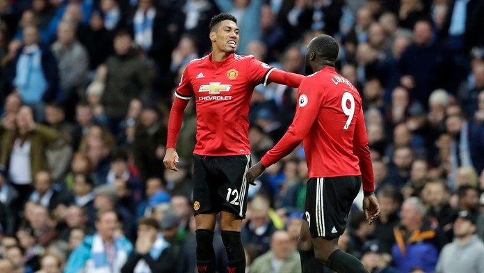 Chris Smalling (vľavo) z Manchestru United sa teší z gólu.