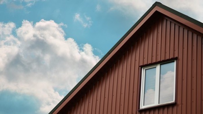 Žena si myslela, že v jej podkroví straší. Pravda bola oveľa desivejšia – niekto tam tajne žil