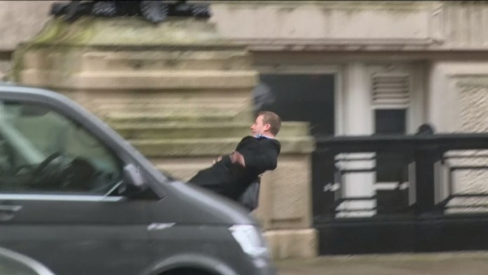 Vietor zhodil aj tohto muža.