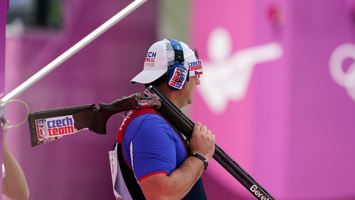Český strelec Jiří Lipták vo finále trapu na OH 2020.