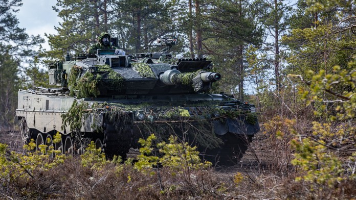 VIDEO: Najlepší európsky tank na Ukrajine ukázal svoju silu. Jediný Leopard 2 zničil celú ruskú kolónu