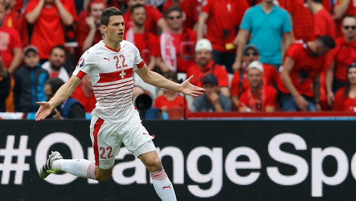 Fabian Schär sa teší z gólu do albánskej siete v zápase Švajčiarsko-Albánsko na ME vo Francúzsku.