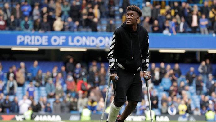 Gary Cahill z Chelsea reaguje po dueli proti Watfordu.