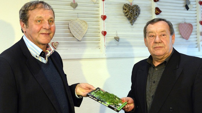 Tréner Ján Kozák a bývalý futbalista Jozef Móder počas krstu knihy trávou zo štadióna Lokomotíva Košice.