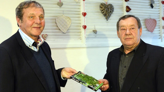 Tréner Ján Kozák a bývalý futbalista Jozef Móder počas krstu knihy trávou zo štadióna Lokomotíva Košice.