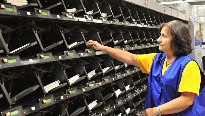 Na snímke pracovníčka pri triedení zásielok v Hlavnom spracovateľskom stredisku Slovenskej pošty v Žiline.