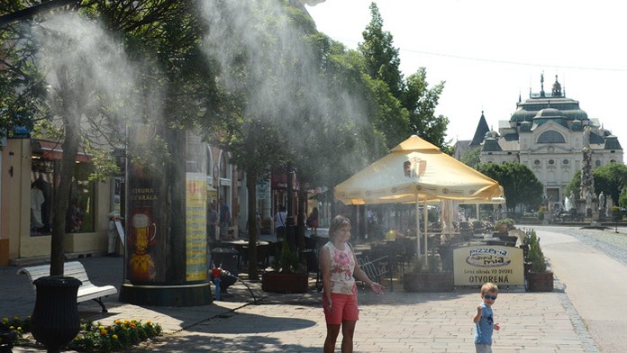 V Košiciach kvôli vysokým teplotám pribudli na Hlavnej ulici špeciálne zariadenia na rozprašovanie vody, kde si Košičania môžu s